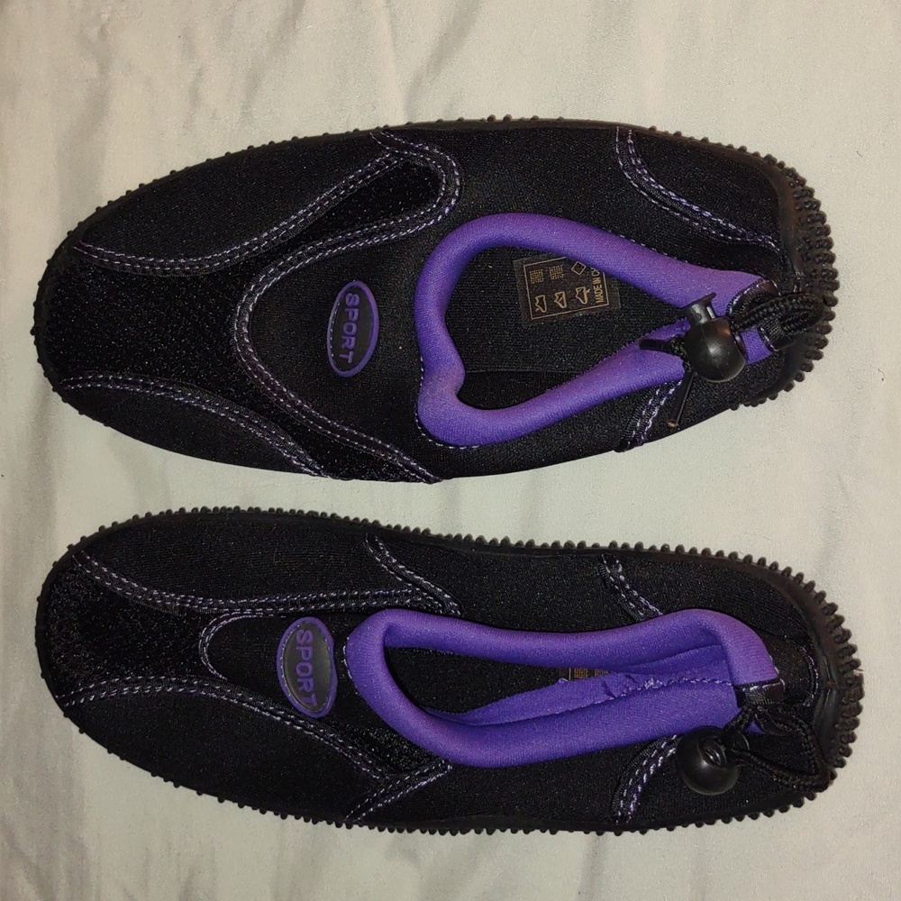 NWT WOMEN water shoes